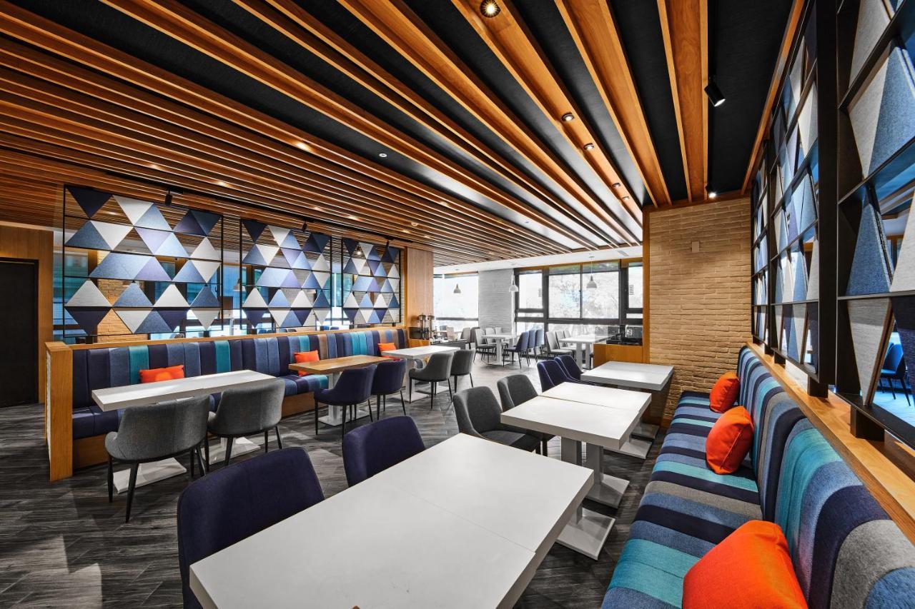Holiday Inn Express Kaohsiung Love River By Ihg Exterior photo