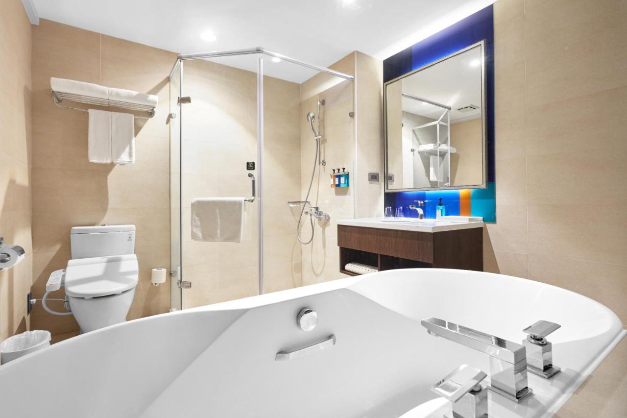 Holiday Inn Express Kaohsiung Love River By Ihg Exterior photo