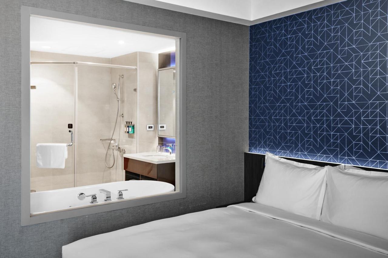 Holiday Inn Express Kaohsiung Love River By Ihg Exterior photo