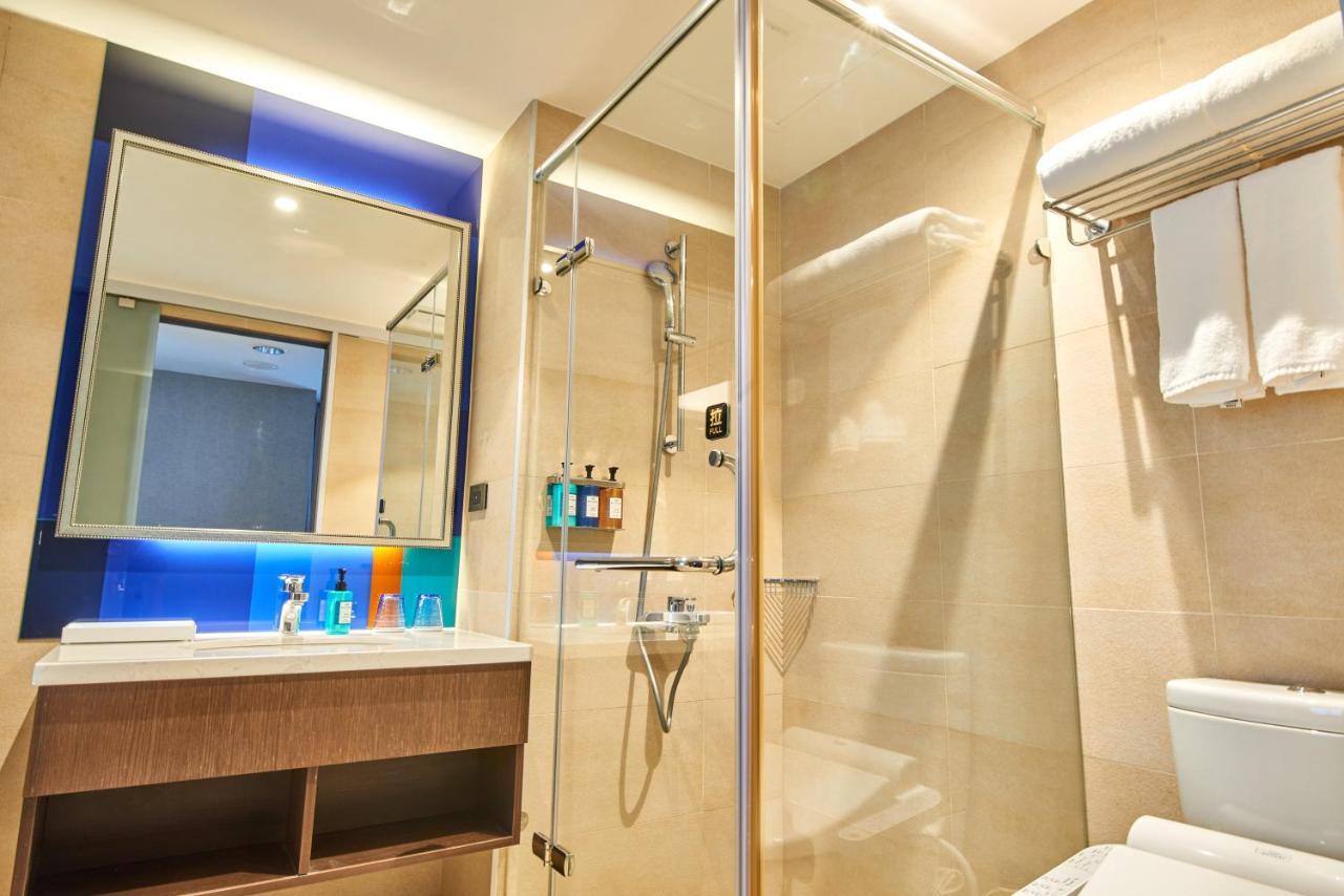 Holiday Inn Express Kaohsiung Love River By Ihg Exterior photo