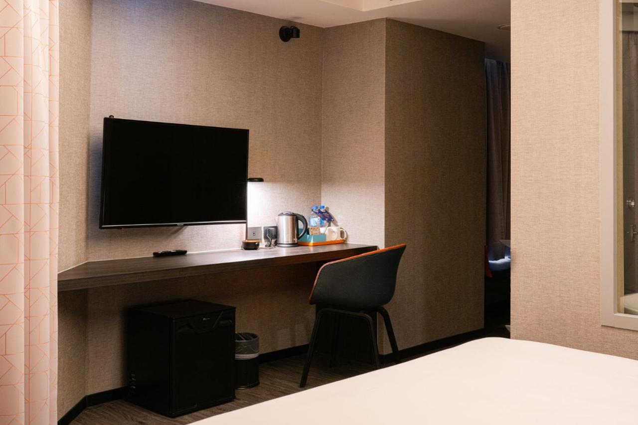Holiday Inn Express Kaohsiung Love River By Ihg Exterior photo