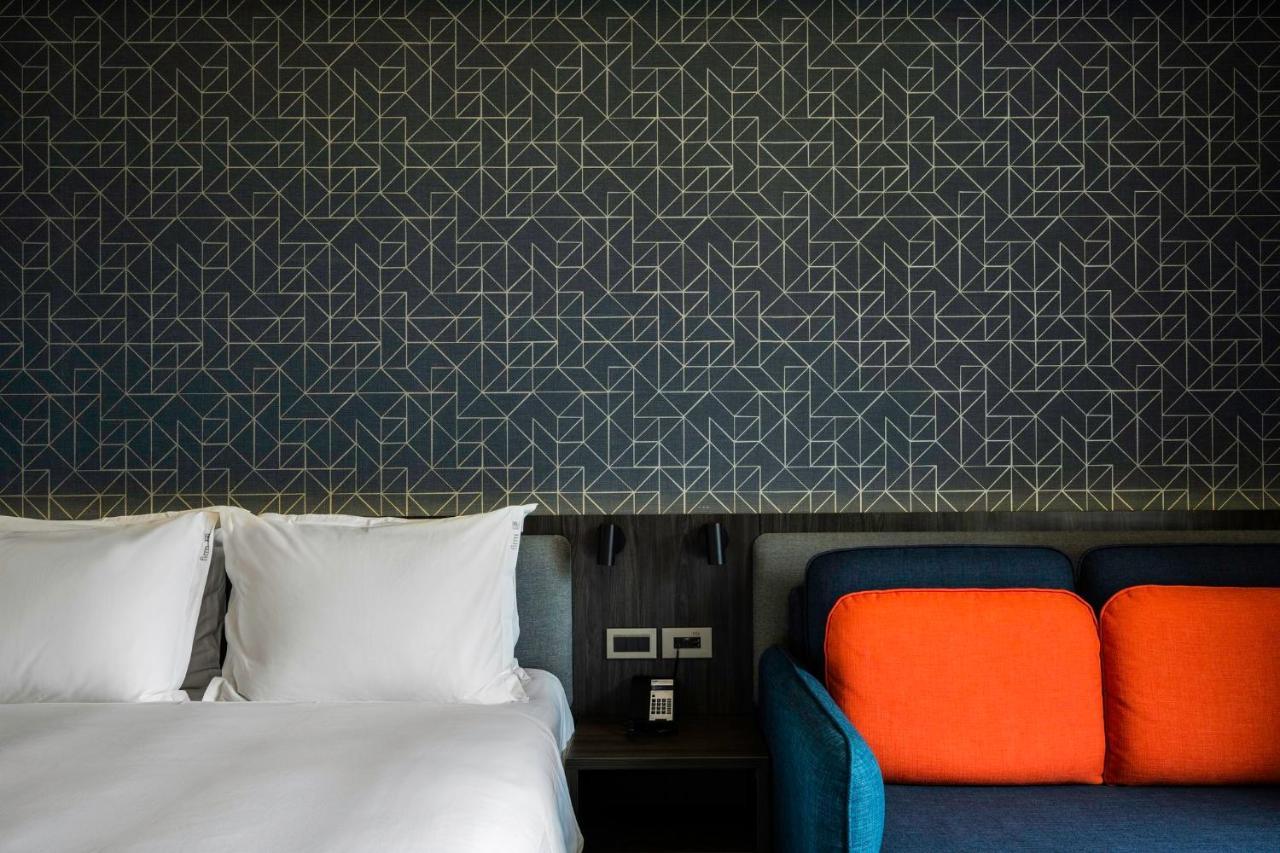 Holiday Inn Express Kaohsiung Love River By Ihg Exterior photo