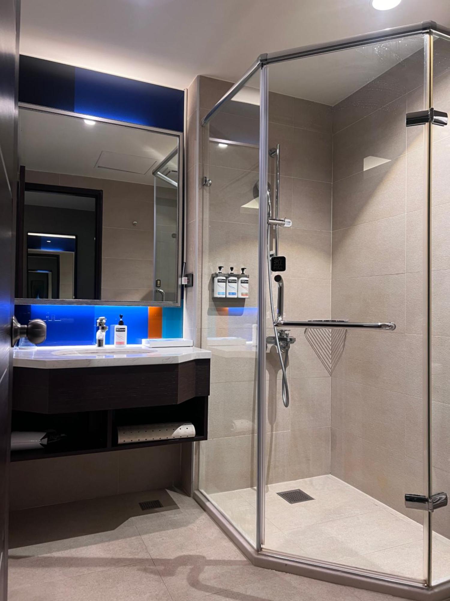 Holiday Inn Express Kaohsiung Love River By Ihg Exterior photo