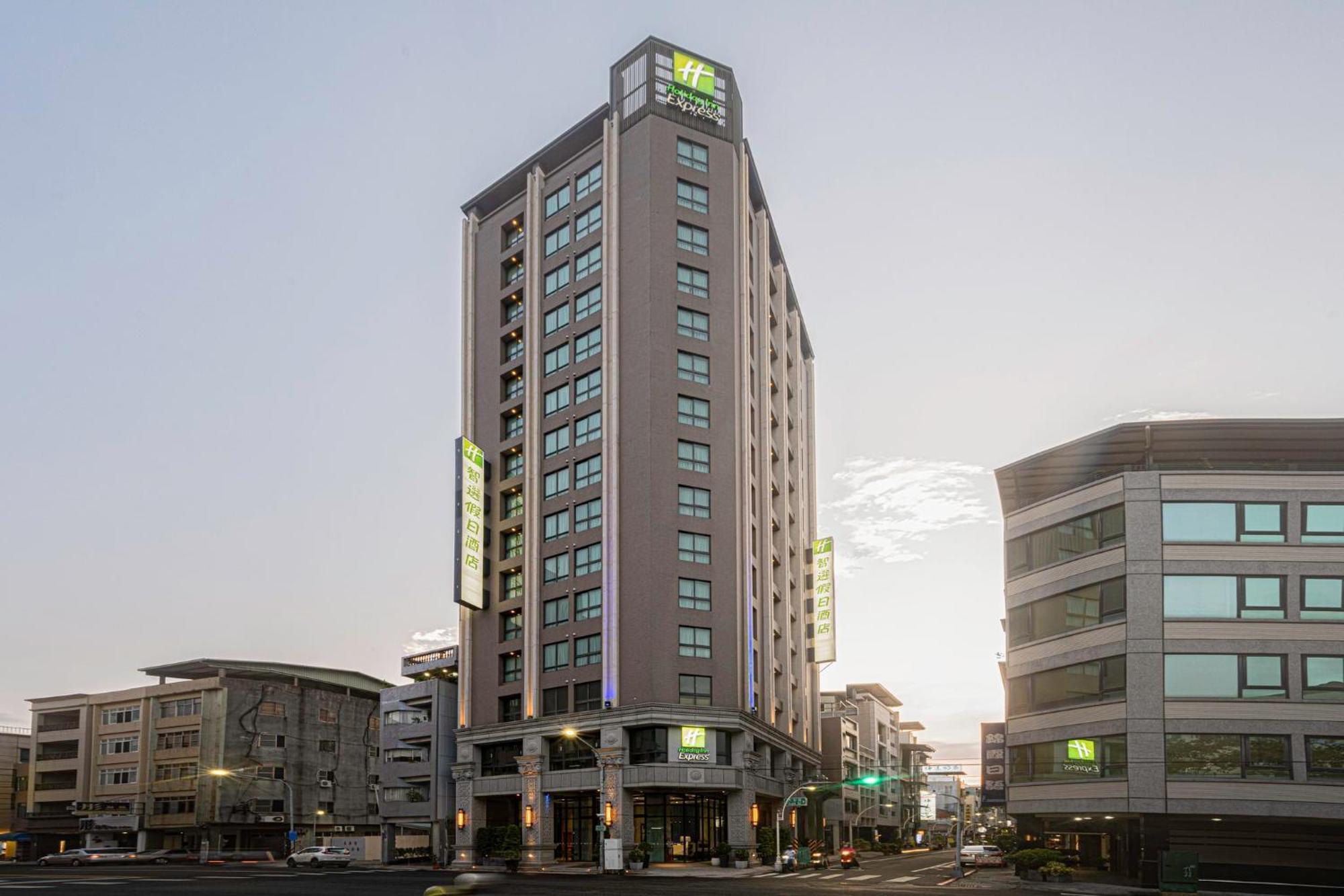 Holiday Inn Express Kaohsiung Love River By Ihg Exterior photo