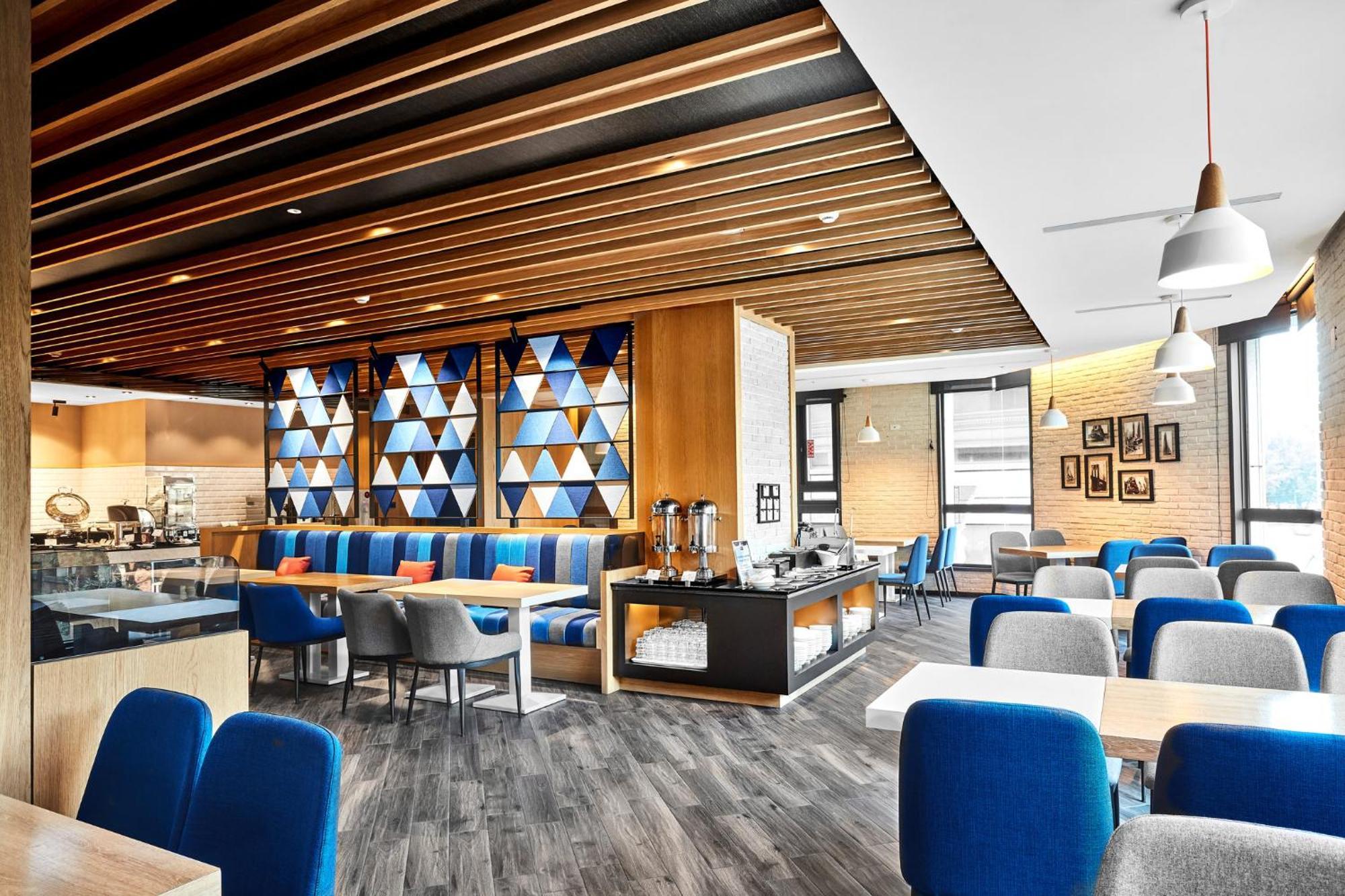 Holiday Inn Express Kaohsiung Love River By Ihg Exterior photo
