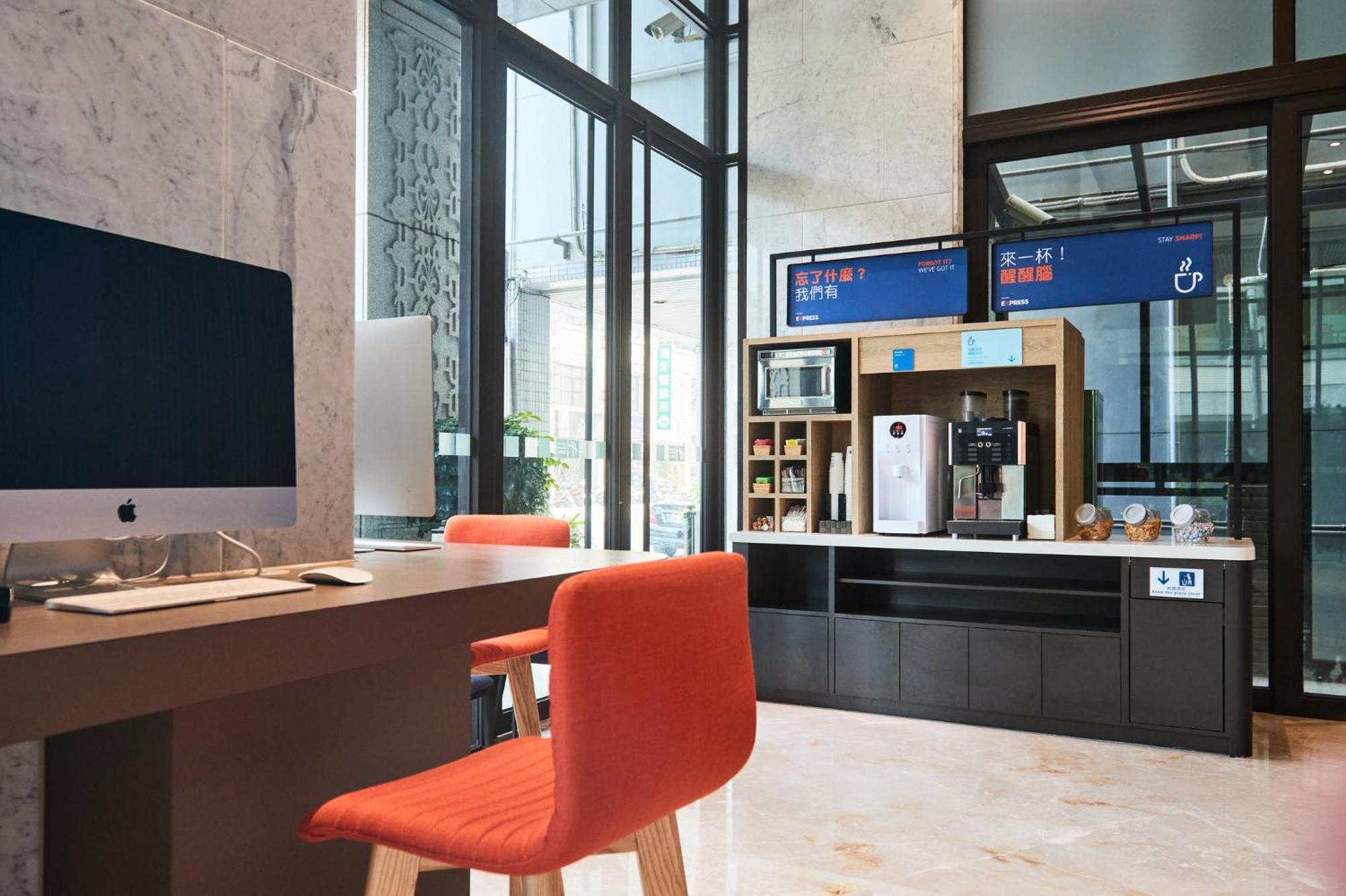 Holiday Inn Express Kaohsiung Love River By Ihg Exterior photo