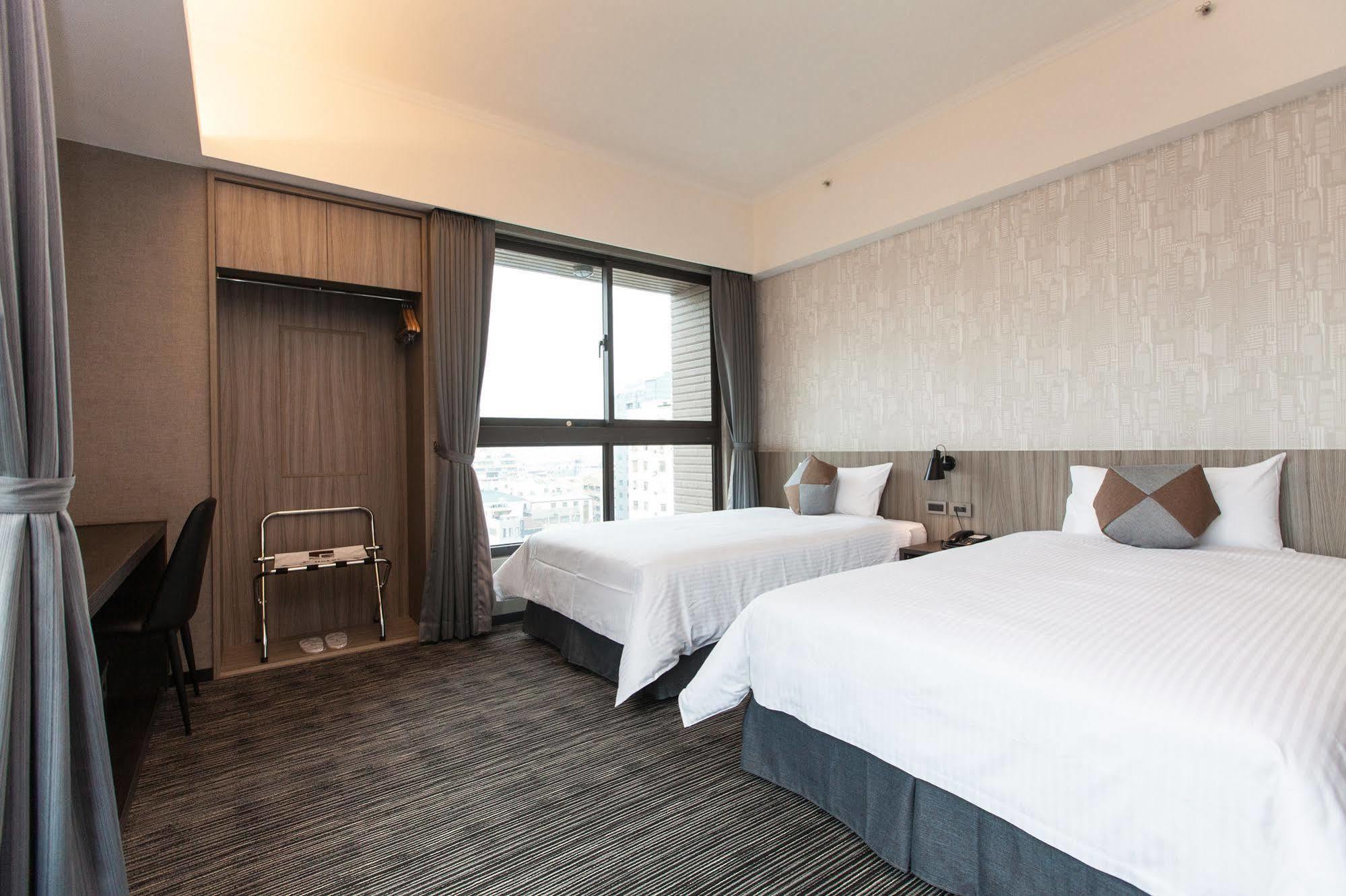 Holiday Inn Express Kaohsiung Love River By Ihg Exterior photo