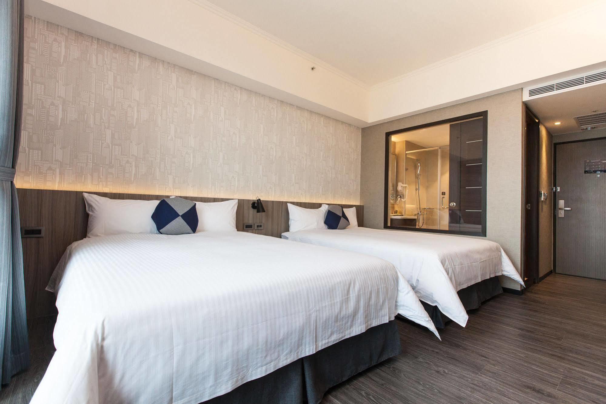 Holiday Inn Express Kaohsiung Love River By Ihg Exterior photo